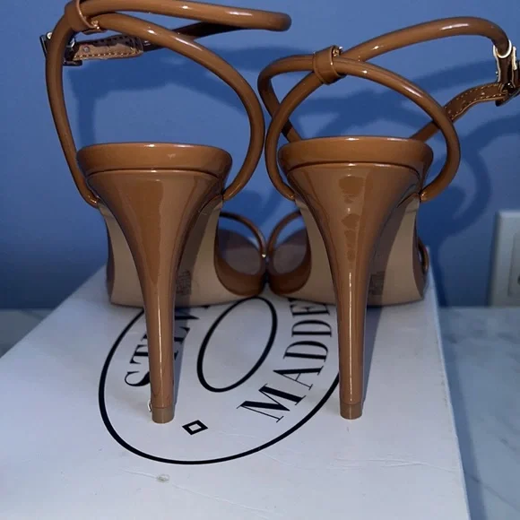 Patent leather heeled sandals - Picture 4 of 4